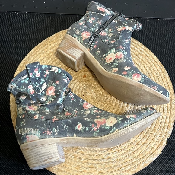 Bunker Textured Floral Southwestern Ankle Booties Size 40 - Picture 8 of 9
